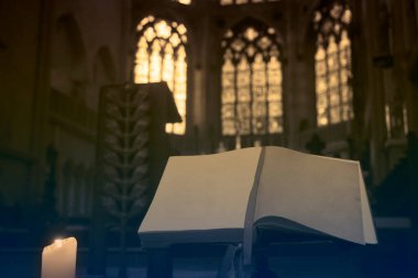 Arka planda tarihi ve antik cam pencereleri açık ve bulanık. Hıristiyan Protestan kilisesi kavramı. boş sayfalar