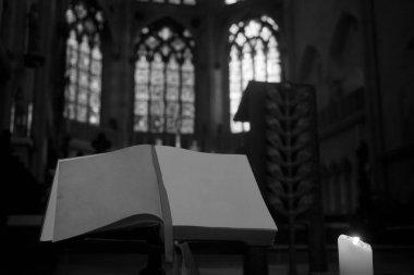 Arka planda tarihi ve antik cam pencereleri açık ve bulanık. Hıristiyan Protestan kilisesi kavramı. boş sayfalar