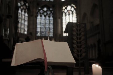 Arka planda tarihi ve antik cam pencereleri açık ve bulanık. Hıristiyan Protestan kilisesi kavramı. boş sayfalar