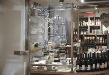 Modern bardaklar alkol makinesi mağazada. Alkol üretimi