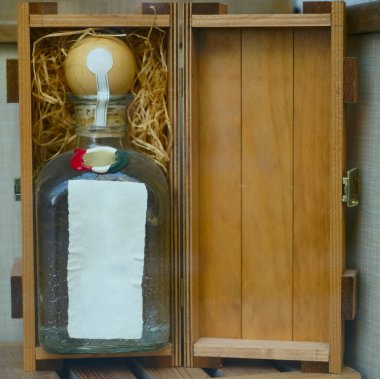 İtalyan grappa alkollü içecek şişesi ahşap bir hediye kutusunda.