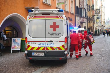 Innsbruck, AUSTRIA - 27 ARALIK 2019: Avusturyalı ROTES KREUZ Car. Avusturya Kızıl Haçı, Avusturya 'daki Uluslararası Kızılhaç ve Kızıl Hilal Hareketi Ulusal Topluluğudur..