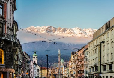 INNSBRUCK, AUSTRIA - 13 Aralık 2019: Dağlardaki peri kasabası. Dağlardaki Innsbruck şehri. Alplerdeki köy. Alpler, Innsbruck, Tyrol