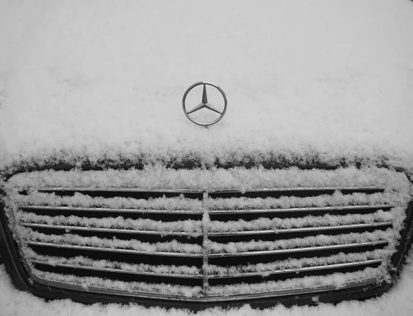 Munich Niemcy Grudzień 2019 Przedni Zderzak Logo Mercedes Opadach Śniegu — Zdjęcie stockowe