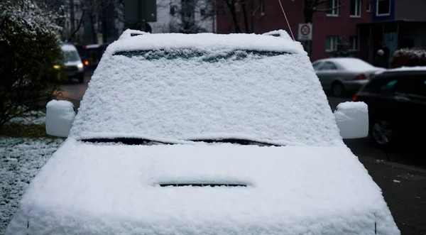 寒い車は冬の日に雪をカバーし フロントウィンドウのフロントガラスと雪の背景にフードを表示します 雪の後の朝 — ストック写真