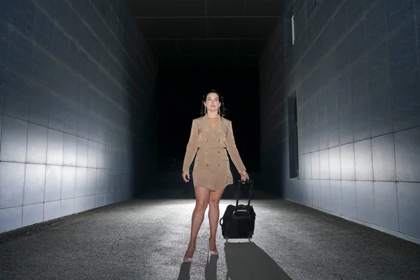 ダークアーチのスーツケースを着た女性 旅行の概念 夜のシーン タクシー待ちの実業家 — ストック写真