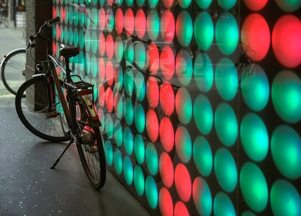Innsbruck Österreich Dezember 2019 Fahrrad Nahe Beleuchteter Wand — Stockfoto