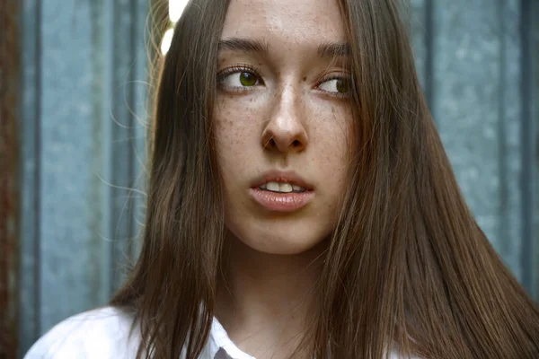 Pecosa Joven Hermosa Mujer Sobre Fondo Pared Metal Retrato Aire — Foto de Stock