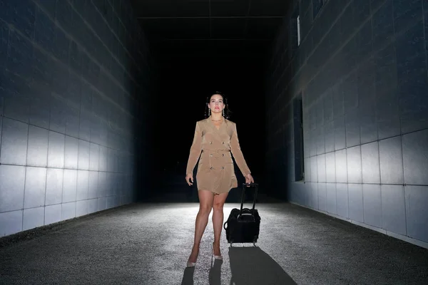 ダークアーチのスーツケースを着た女性 旅行の概念 夜のシーン タクシー待ちの実業家 — ストック写真