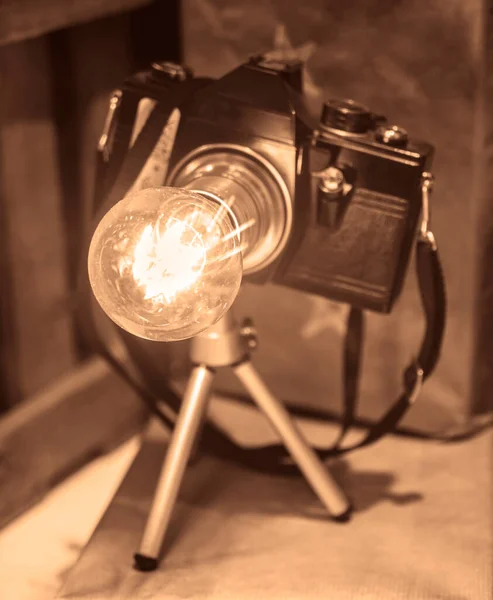 Una Cámara Con Una Bombilla Eléctrica Atornillada Lugar Una Lente — Foto de Stock