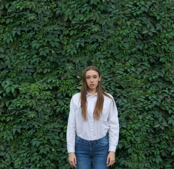 Mujer Joven Con Una Camisa Blanca Cerca House Two Windows —  Fotos de Stock