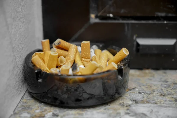 Popelník Plný Nedopalků Podlaze Pozadí Cigarety Průhledném Skleněném Detailu Cigarety — Stock fotografie