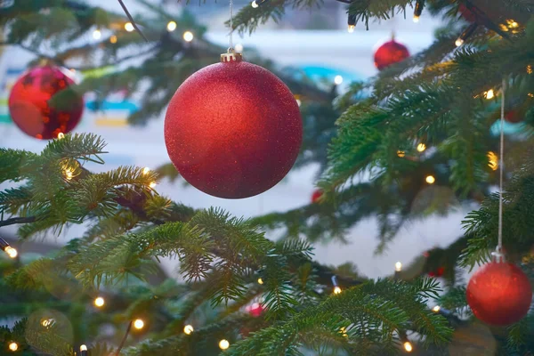 Χριστουγεννιάτικο Δέντρο Διακοσμημένο Μπάλες Και Φώτα Γιρλάντες Ένα Δρόμο Της — Φωτογραφία Αρχείου