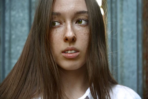 Sommersprossige Junge Schöne Frau Auf Metallwandhintergrund Außenporträt Mit Grünen Augen — Stockfoto