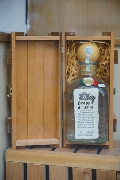 Ιταλική Grappa Μπουκάλι Αλκοόλ Ποτό Ένα Ξύλινο Κουτί Δώρου Μια — Φωτογραφία Αρχείου