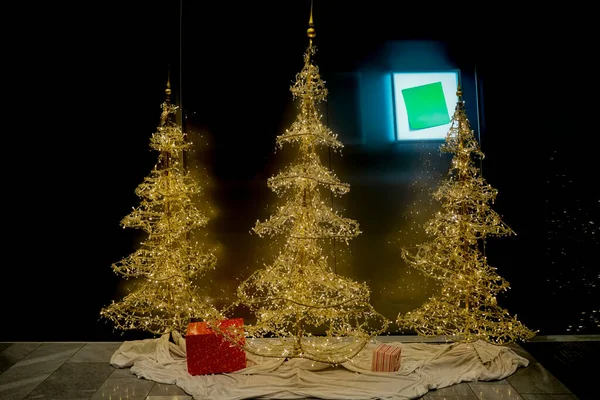 Três Árvores Natal Feitas Guirlandas Cena Nocturna Feliz Ano Novo — Fotografia de Stock