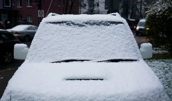 Zamarznięty Samochód Pokryty Śniegiem Zimowy Dzień Widok Przedniej Szyby Kaptur — Zdjęcie stockowe