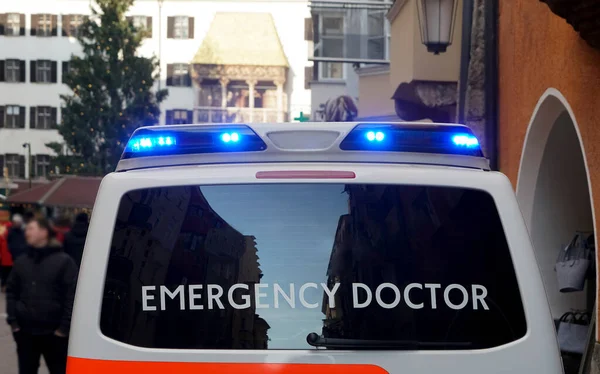 Ambulância Carro Volta View Emergency Médico Innsbruck Áustria — Fotografia de Stock