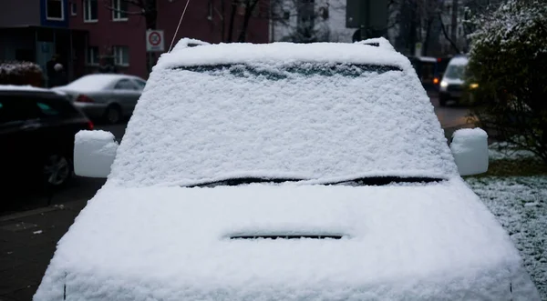 寒い車は冬の日に雪をカバーし フロントウィンドウのフロントガラスと雪の背景にフードを表示します 雪の後の朝 — ストック写真