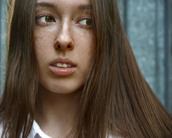 Sardenta Jovem Bela Mulher Fundo Parede Metal Retrato Livre Com — Fotografia de Stock