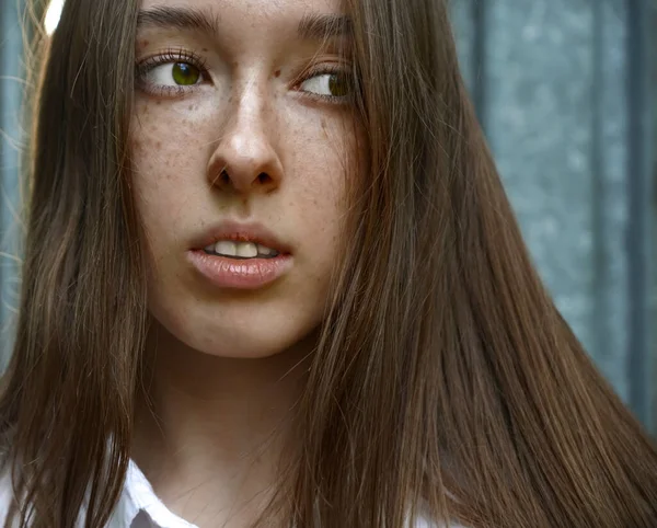 Sommersprossige Junge Schöne Frau Auf Metallwandhintergrund Außenporträt Mit Grünen Augen — Stockfoto