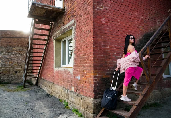 Una Morena Feliz Con Vestido Rosa Está Subiendo Las Escaleras —  Fotos de Stock