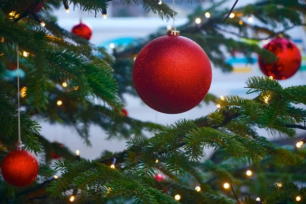 Vánoční Stromeček Zdobený Míčky Světly Věnce Městské Ulici Detailní Záběr — Stock fotografie