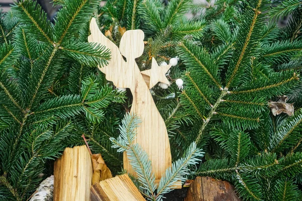 Drewniany Anioł Gwiazdą Tle Choinki Świąteczne Noworoczne Dekoracje — Zdjęcie stockowe