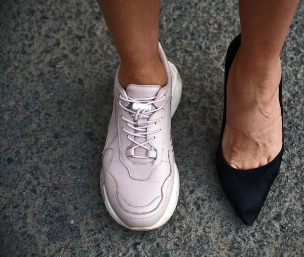Genç Bir Kadın Rahat Ayakkabılar Için Yüksek Topuklu Ayakkabı Değiştiriyor — Stok fotoğraf