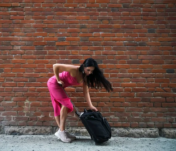Kırmızı Tuğla Duvarın Yanında Bavulu Olan Kadın Seyahat Konsepti Büyük — Stok fotoğraf