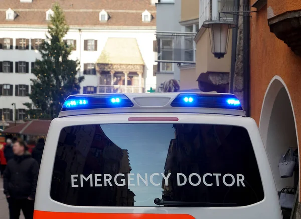 Ambulância Carro Volta View Emergency Médico Innsbruck Áustria — Fotografia de Stock