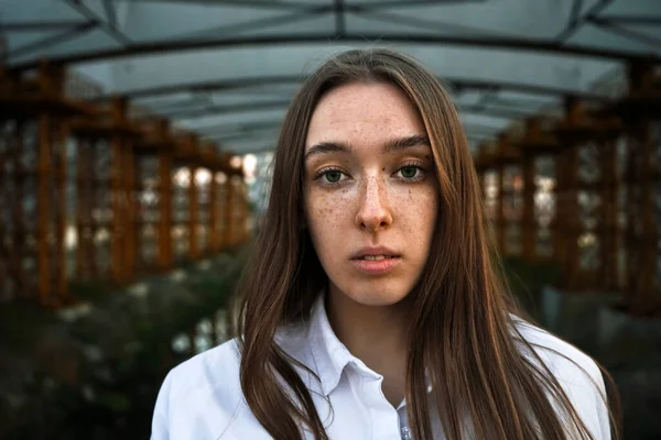 Retrato Close Uma Menina Com Cabelos Castanhos Longos Belo Rosto — Fotografia de Stock