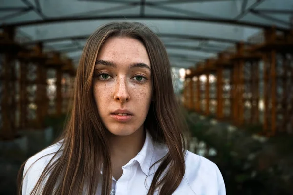 Retrato Close Uma Menina Com Cabelos Castanhos Longos Belo Rosto — Fotografia de Stock