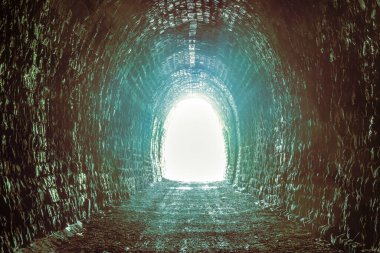 Derin taş tüneli, dağdaki antik mağaranın ayrıntıları.