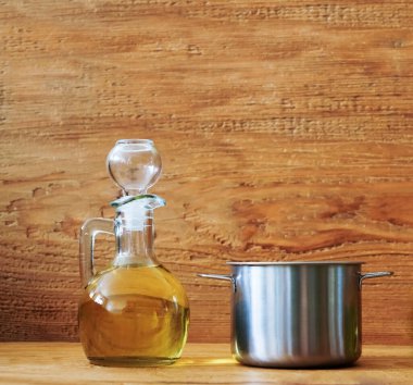 İki şişe zeytinyağı ve tencere..