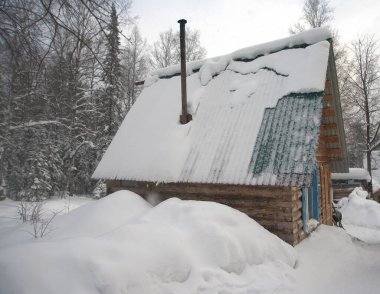 Kışın ev karla kaplıydı.