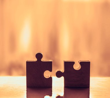 Yeşil orman arka planında iki bulmaca. İlişki ve bağlantının sembolü. iş stratejisi.