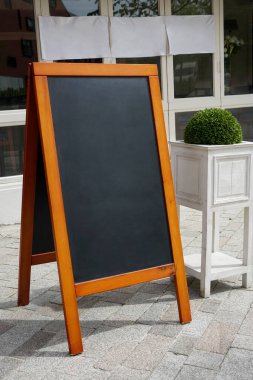Yakında açılıyor. Model Menü. Restoranda. Kafe. Boş karatahta. sokak kafesi