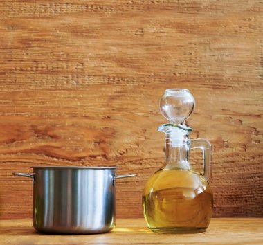 İki şişe zeytinyağı ve tencere..