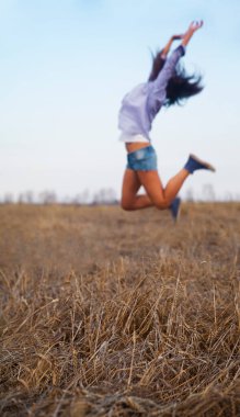 Sahaya atlayan kız. Sonbahar ve seyahat kavramı