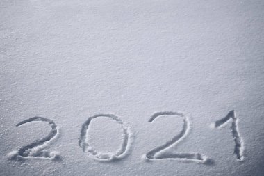  Karda yazılı yeni yıl 2021.