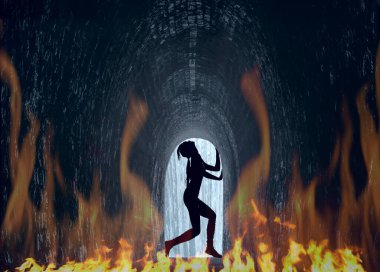 Pencere çerçevesinde genç dansçının silüeti. 