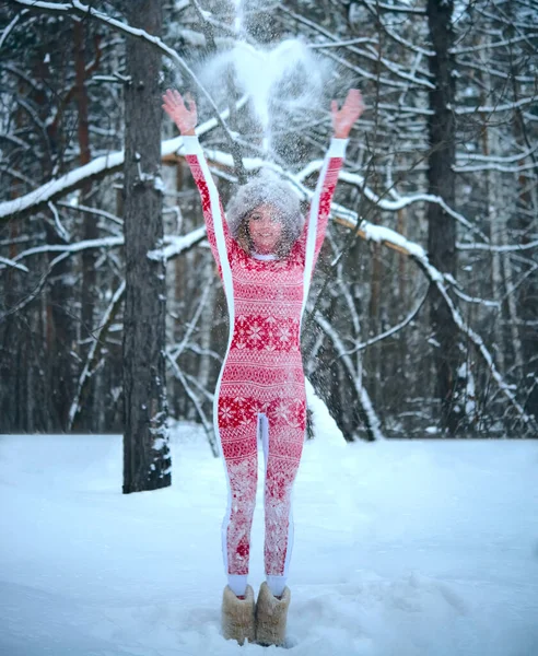 Ξανθιά Γυναίκα Πετάει Χιόνι Στον Αέρα Στο Δάσος Κορίτσι Φοράει — Φωτογραφία Αρχείου