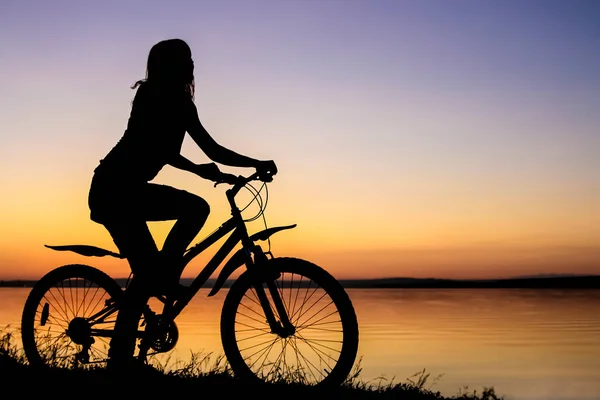 Σιλουέτα Της Γυναίκας Ποδήλατο Ηλιοβασίλεμα Φόντο — Φωτογραφία Αρχείου