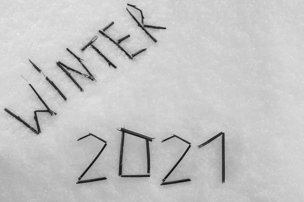 2021平らな雪の表面の棒から作られたテキスト文字 年末年始のはがき グリーティングカード — ストック写真