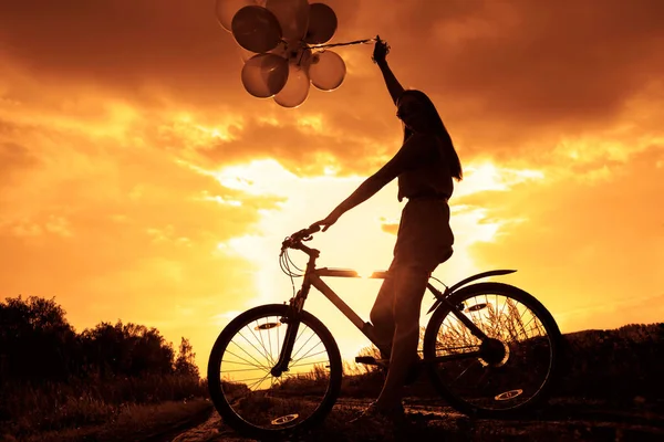Ung Flicka Sexig Klänning Ridning Cykel Flyger Luft Ballonger — Stockfoto