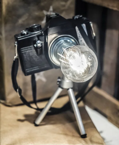 Una Fotocamera Con Una Lampadina Elettrica Avvitata Invece Obiettivo — Foto Stock