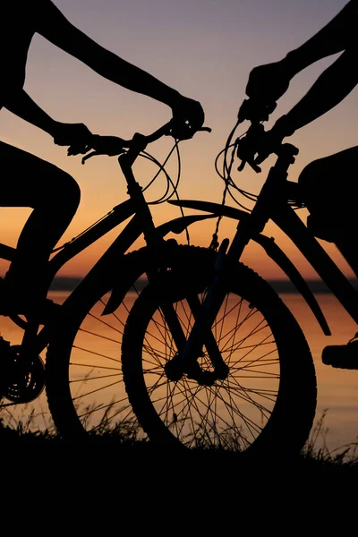 Une Paire Cyclistes Debout Face Autre Coucher Soleil Plage Sur — Photo