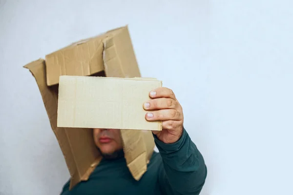 Homem Com Caixa Papelão Sobre Cabeça Isolado Fundo Branco Placa — Fotografia de Stock