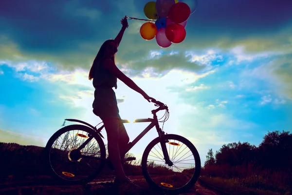 Ung Flicka Sexig Klänning Ridning Cykel Flyger Luft Ballonger — Stockfoto
